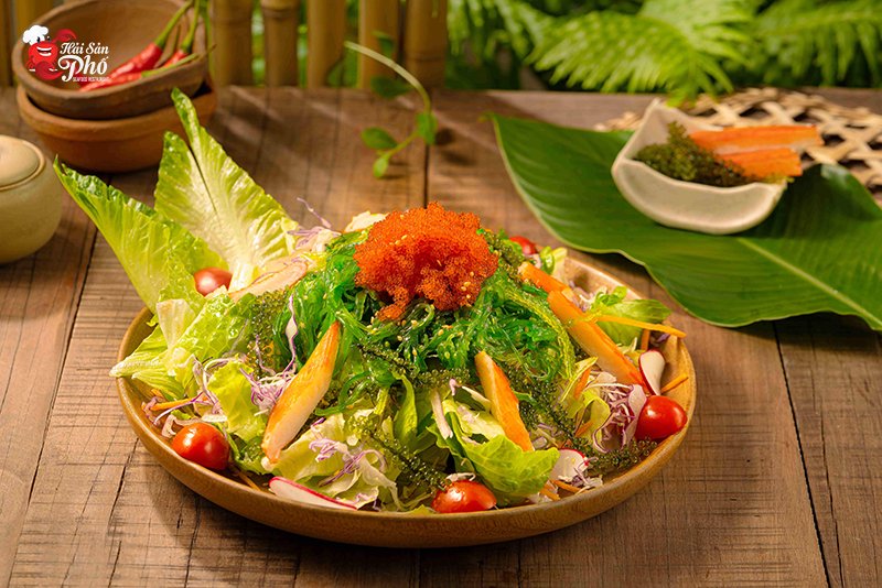 Salad trứng cua rong biển đầy màu sắc chắc chắn là món khai vị ấn tượng trong mọi bữa tiệc