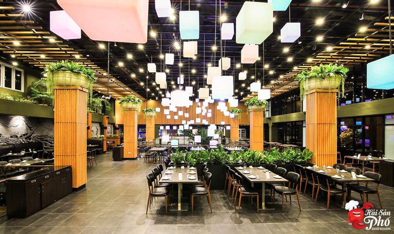 Nhà hàng hải sản ngon gây ấn tượng bởi ánh sáng lung linh và không gian rộng lớn.