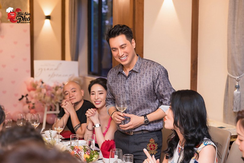 Hải Sản Phố chính là nhà hàng tổ chức tiệc yêu thích của diễn viên Việt Anh trong mỗi sự kiện quan trọng