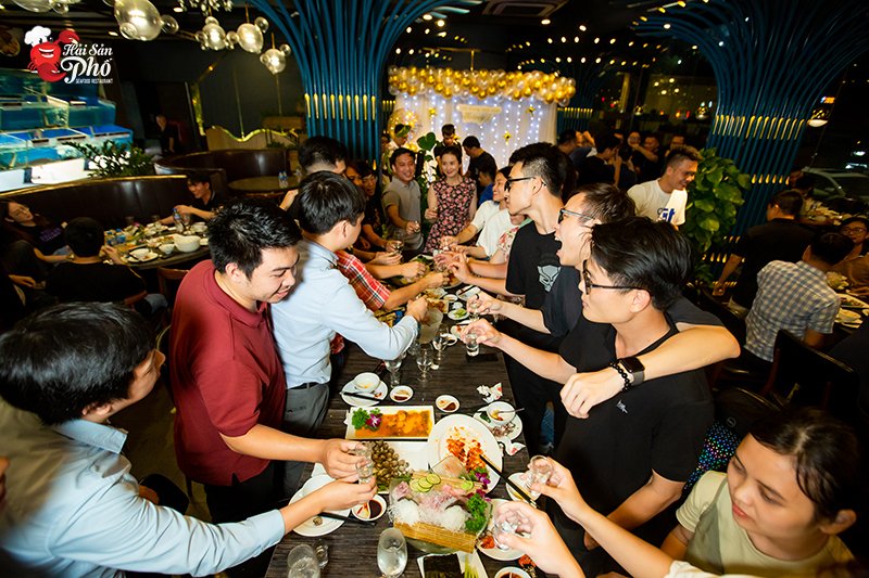 Tổ chức tiệc gala dinner kết hợp hội nghị tri ân giúp doanh nghiệp củng cố được mối quan hệ với khách hàng, đối tác