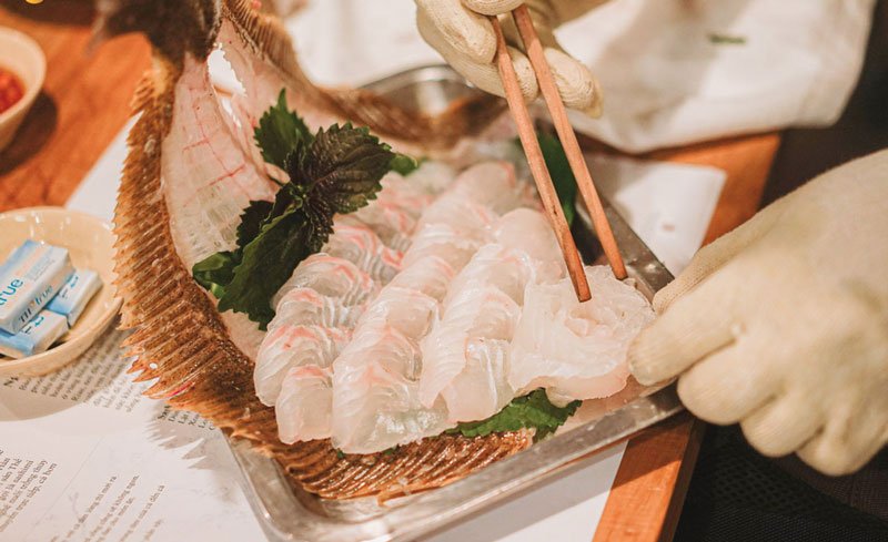 Sashimi cá bơn hay còn được gọi là “sashimi thuận buồm xuôi gió”