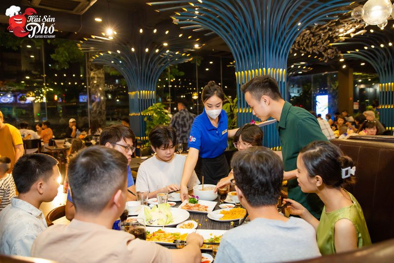 Phục vụ tận tâm, tận tình, tỉ mẩn, nhanh chóng tại Hải Sản Phố - nhà hàng tiếp khách tại Hà Nội.
