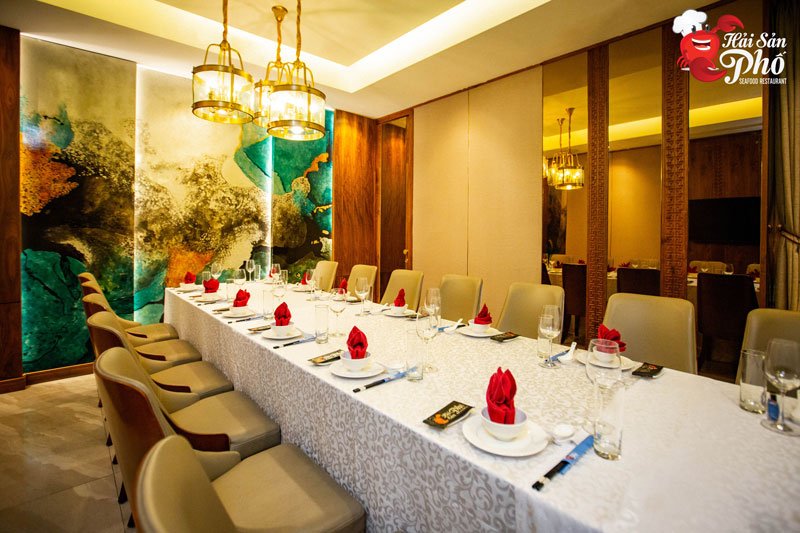 Phòng riêng mang màu sắc cổ điển, ấm cúng tại nhà hàng tổ chức tiệc công ty 15 Trần Khánh Dư.