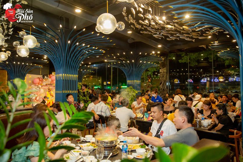 Mang không gian độc đáo, thượng lưu, Hải Sản Phố 15 Trần Khánh Dư là nhà hàng tổ chức tiệc tại Hoàn Kiếm được yêu thích bởi đông đảo thực khách.
