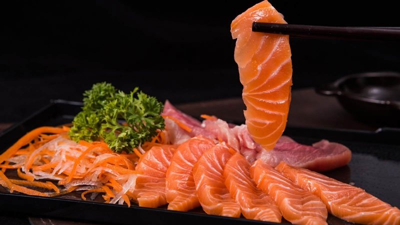Là biểu tượng hàng đầu của loại đồ ăn này, sashimi cá hồi đặc biệt được khách hàng yêu thích.