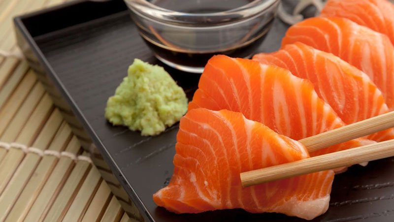 Thưởng thức chuẩn sashimi sẽ làm tăng vị ngon của món ăn.
