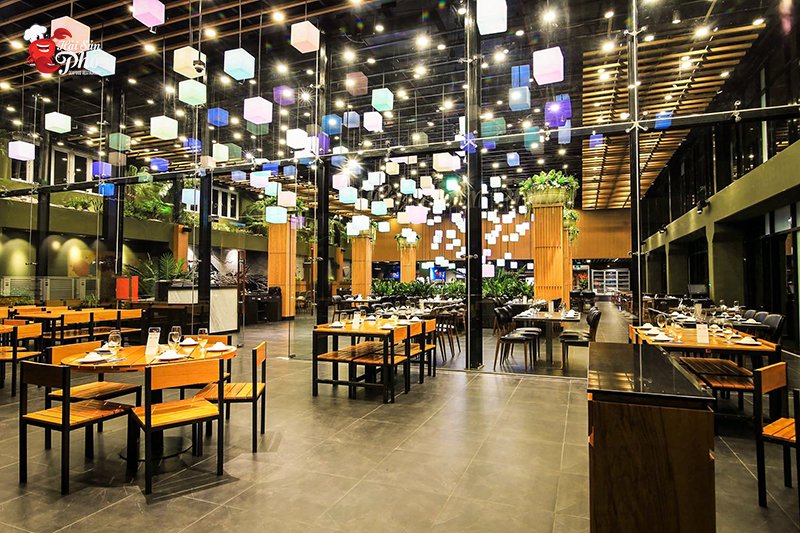 Nhà hàng sang trọng với không gian tràn ngập ánh sáng