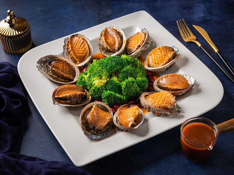 Bào ngư nướng mọi thơm ngon, thu hút thực khách từ khi mới bỏ ra khỏi lò.