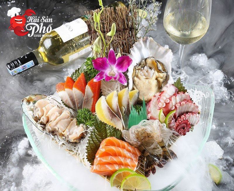 Tropical Sashimi là món ăn đặc biệt của nhà hàng, không thể thiếu trong thực đơn đặt tiệc 20/10 của quý khách.