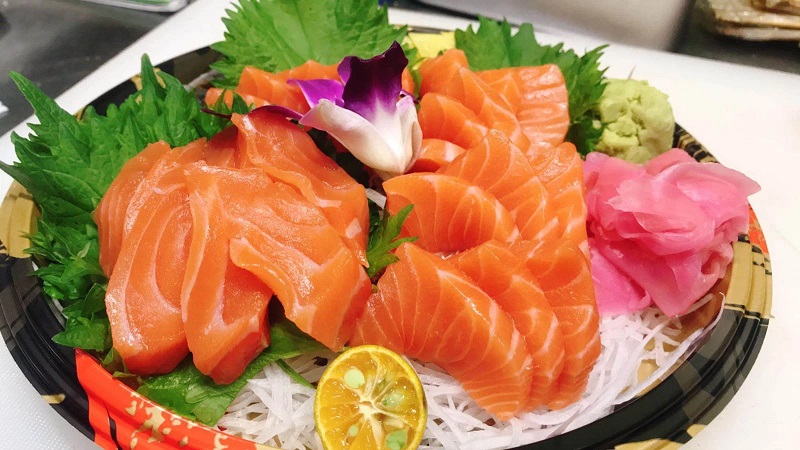 trình bày sashimi cá hồi 